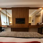 Ramada By Wyndham מלון