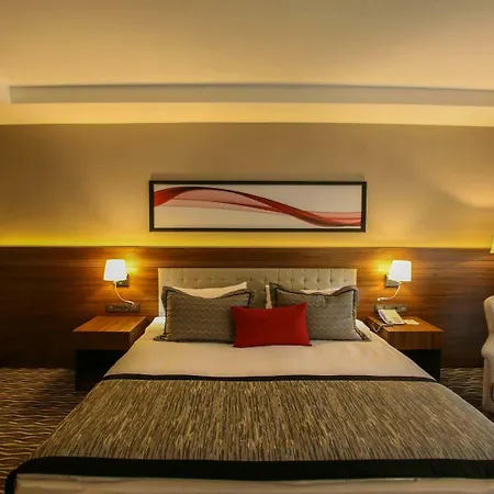 فندق Ramada By Wyndham نيغدة